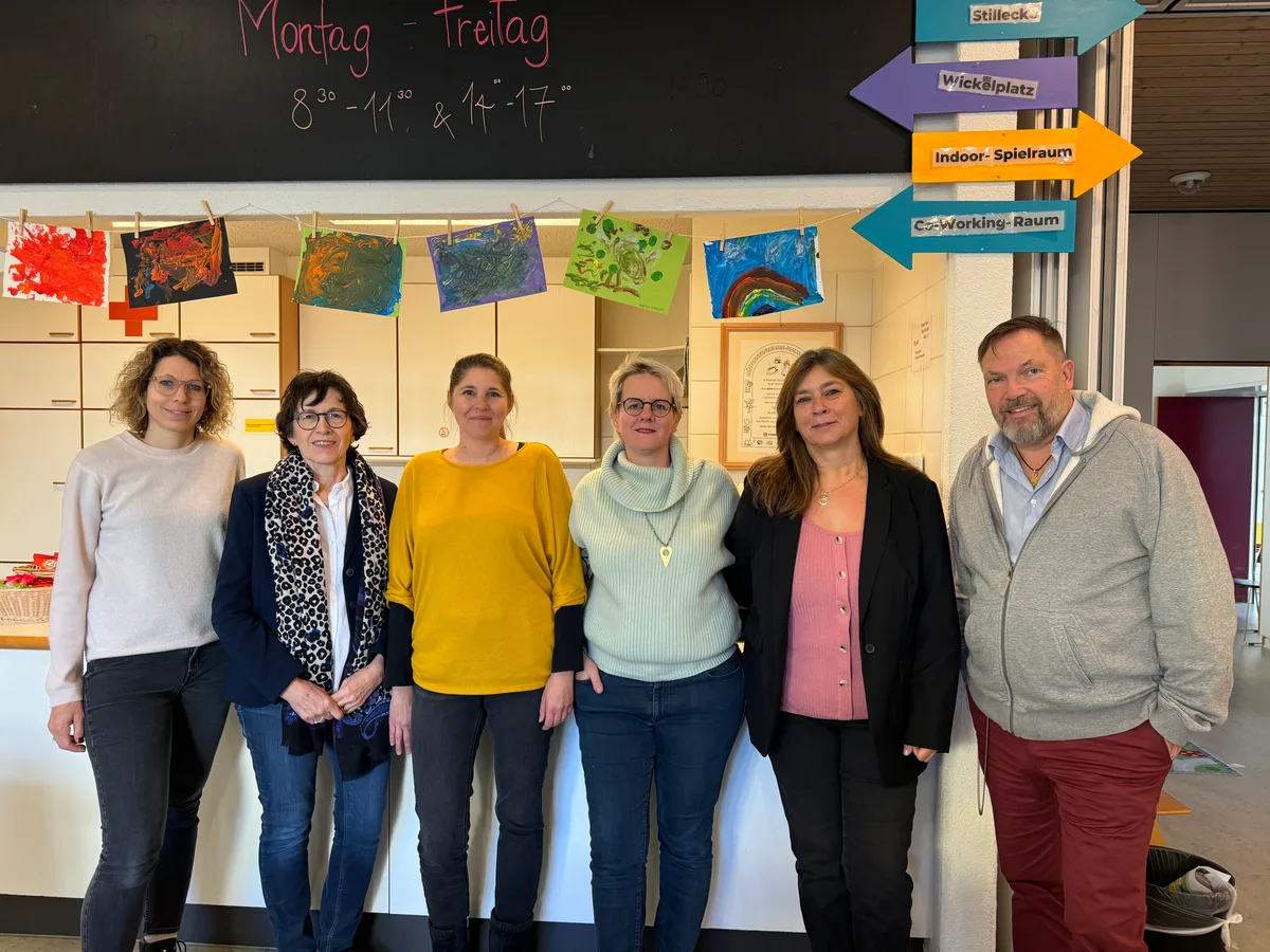 Das Familienzentrum Uster ist nicht nur ein Treffpunkt zum «Käfele», sondern auch ein wichtiger Pfeiler in der Integrationsförderung. Das Team vom Familienzentrum steht vor einem bunten Stand.